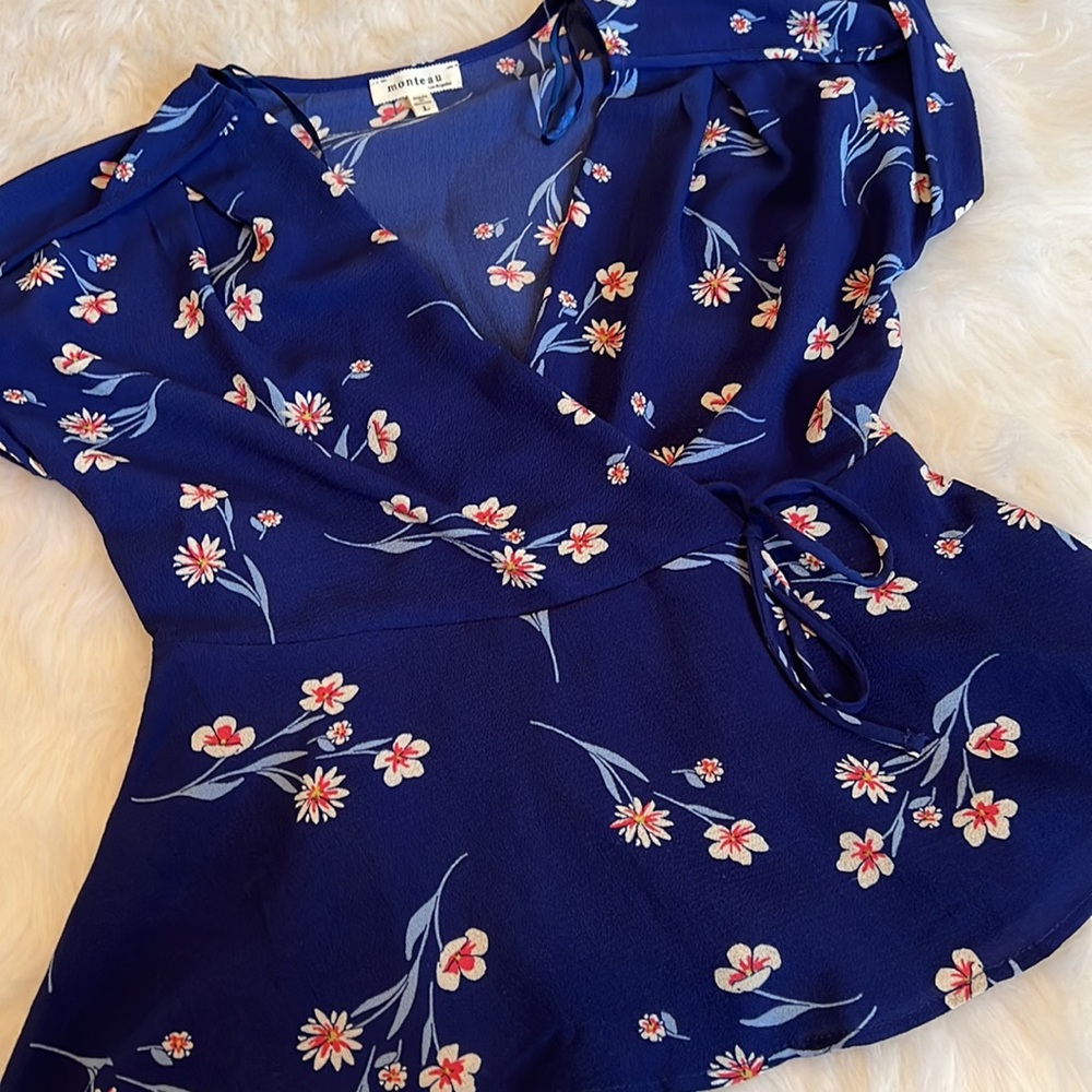 Women’s Top - Picture 2 of 3